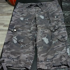 Victoria's Secret London Jean, Cargo Capris, Black Camo, Women's Size 8